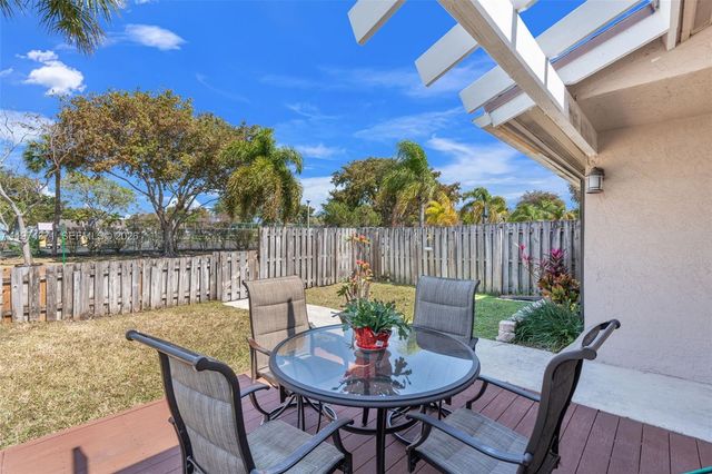 1064 E Lakes Dr, Deerfield Beach, FL 33064