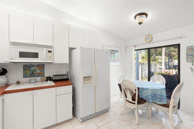 1064 E Lakes Dr, Deerfield Beach, FL 33064