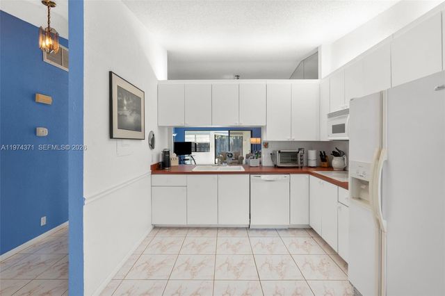 1064 E Lakes Dr, Deerfield Beach, FL 33064