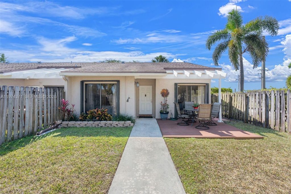 1064 E Lakes Dr, Deerfield Beach, FL 33064