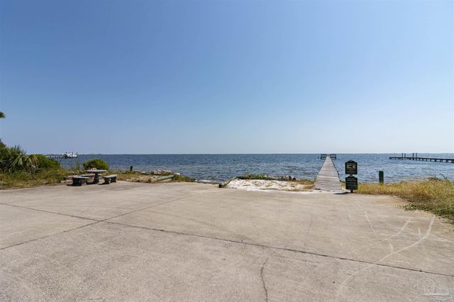 1717 E Smugglers Cove Dr, Gulf Breeze, FL 32563
