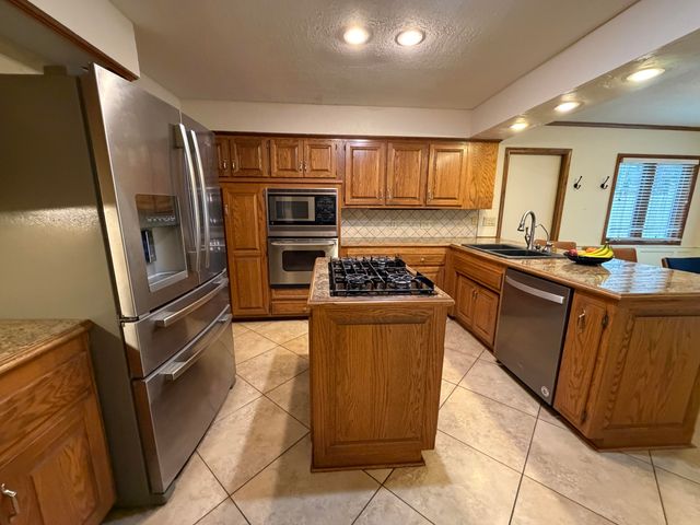 4370 E Whitehall Drive, Springfield, MO 65809