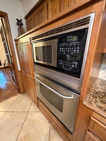 4370 E Whitehall Drive, Springfield, MO 65809