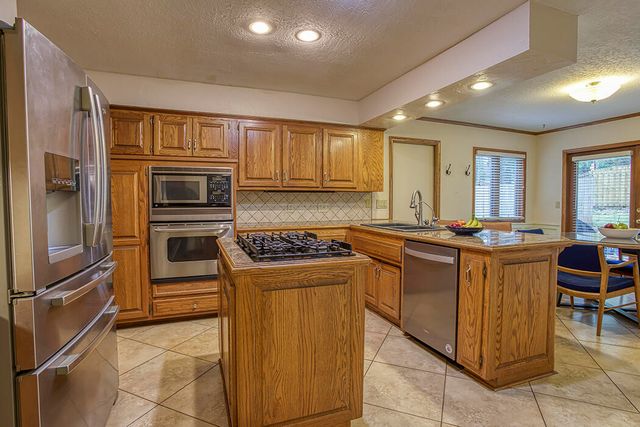 4370 E Whitehall Drive, Springfield, MO 65809