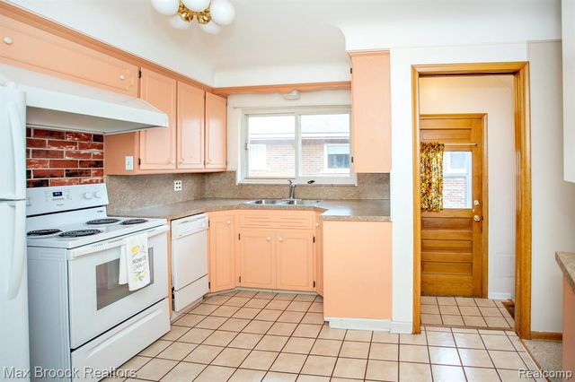 13565 Dixie, Redford, MI 48239