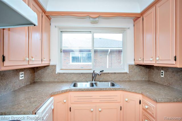 13565 Dixie, Redford, MI 48239