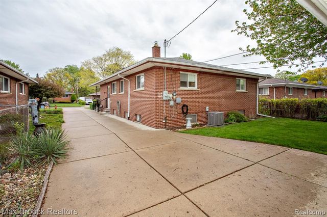 13565 Dixie, Redford, MI 48239