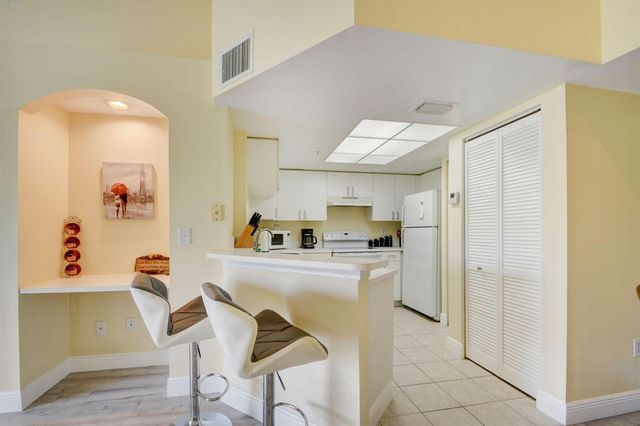 300 Crestwood Court N 307, Royal Palm Beach, FL 33411