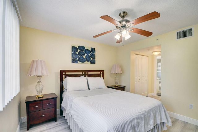 300 Crestwood Court N 307, Royal Palm Beach, FL 33411