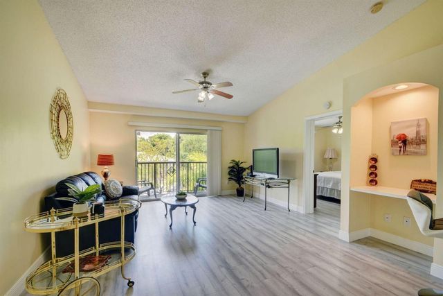 300 Crestwood Court N 307, Royal Palm Beach, FL 33411