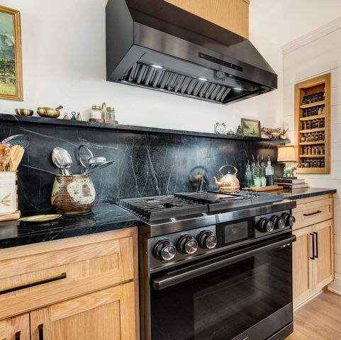 1443 SW Canyon Drive, Redmond, OR 97756