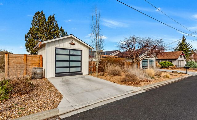 1443 SW Canyon Drive, Redmond, OR 97756