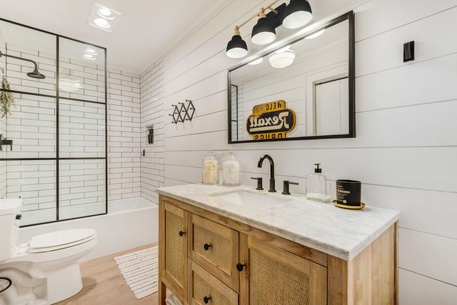 1443 SW Canyon Drive, Redmond, OR 97756