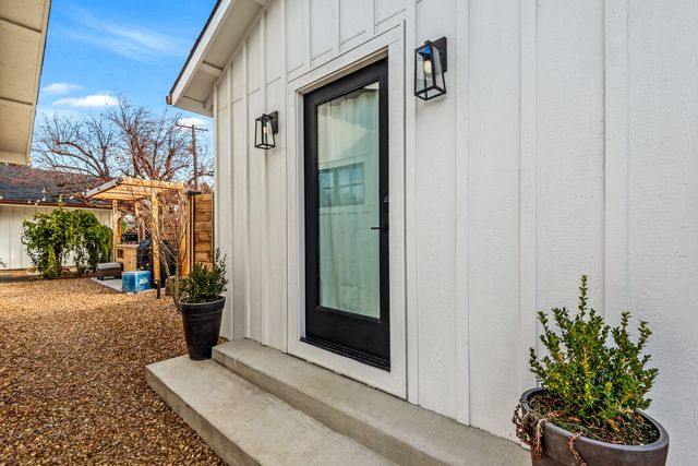 1443 SW Canyon Drive, Redmond, OR 97756