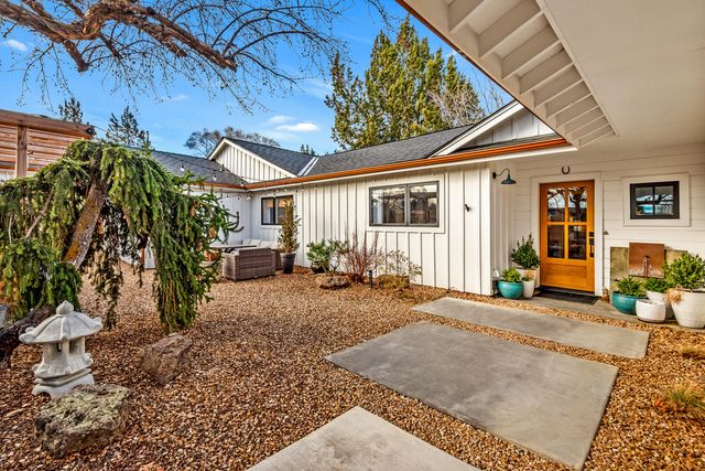 1443 SW Canyon Drive, Redmond, OR 97756