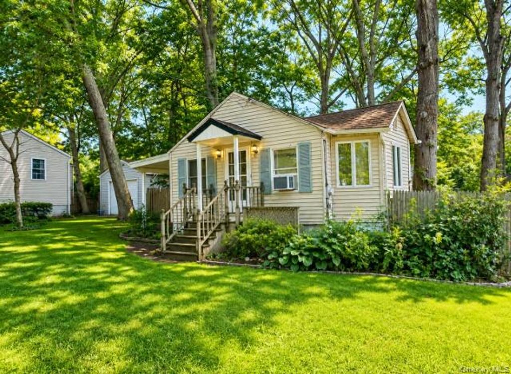 86 N Evergreen Drive, Selden, NY 11784