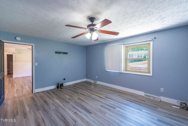 303 Clifftop Court, Mount Carmel, TN 37645