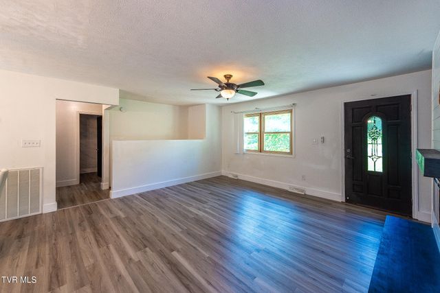 303 Clifftop Court, Mount Carmel, TN 37645