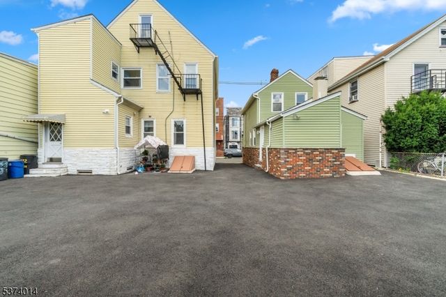 330 John St, Elizabeth City, NJ 07202
