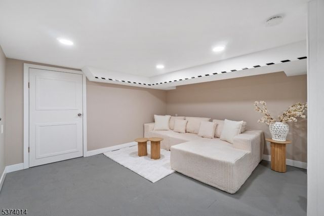 330 John St, Elizabeth City, NJ 07202