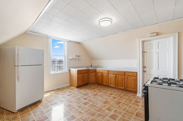 330 John St, Elizabeth City, NJ 07202