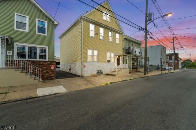 330 John St, Elizabeth City, NJ 07202