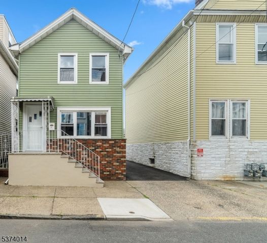 330 John St, Elizabeth City, NJ 07202