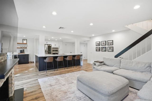 2444 Caminito Venido, San Diego, CA 92107