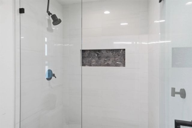 2444 Caminito Venido, San Diego, CA 92107