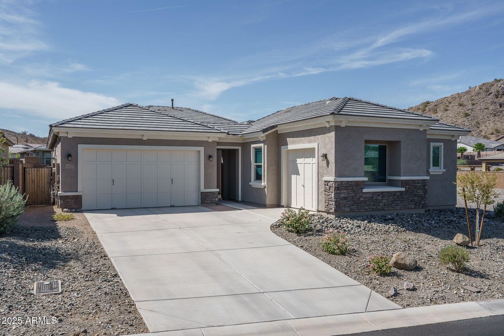 16527 W VALENCIA Drive, Goodyear, AZ 85338