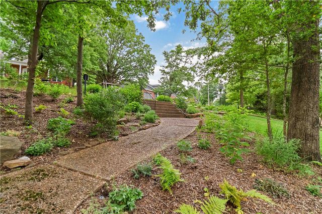 951 N Pembroke Road, Fayetteville, AR 72701