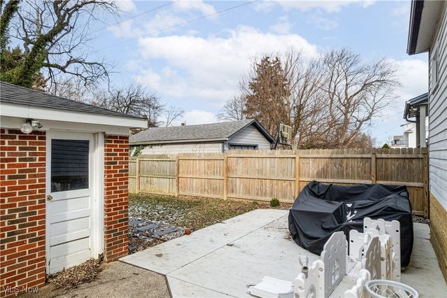 1328 Bonnieview Avenue, Lakewood, OH 44107