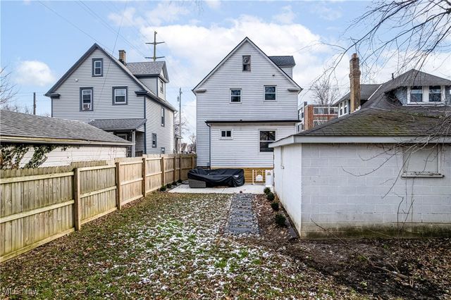 1328 Bonnieview Avenue, Lakewood, OH 44107