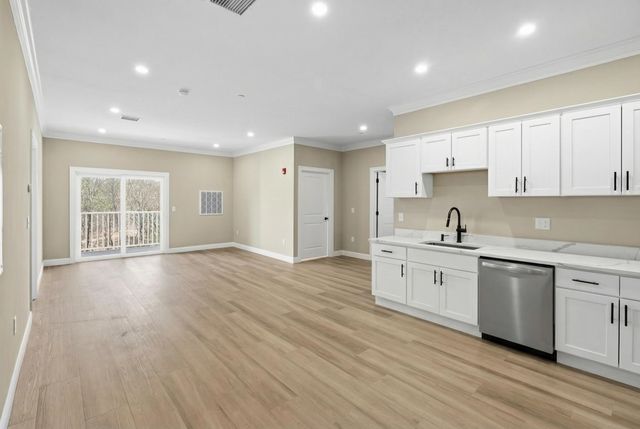 10100 S Willow St Unit 208, Manchester, NH 03103