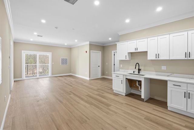 10100 S Willow St Unit 208, Manchester, NH 03103