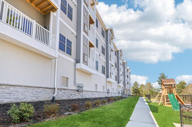 10100 S Willow St Unit 208, Manchester, NH 03103