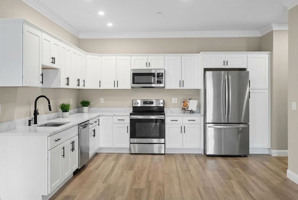 10100 S Willow St Unit 208, Manchester, NH 03103