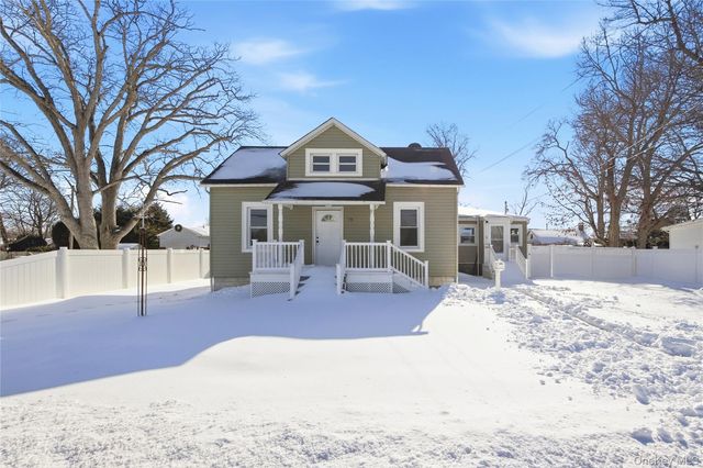 78 Roslyn Street, Islip Terrace, NY 11752