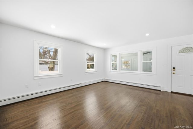 78 Roslyn Street, Islip Terrace, NY 11752