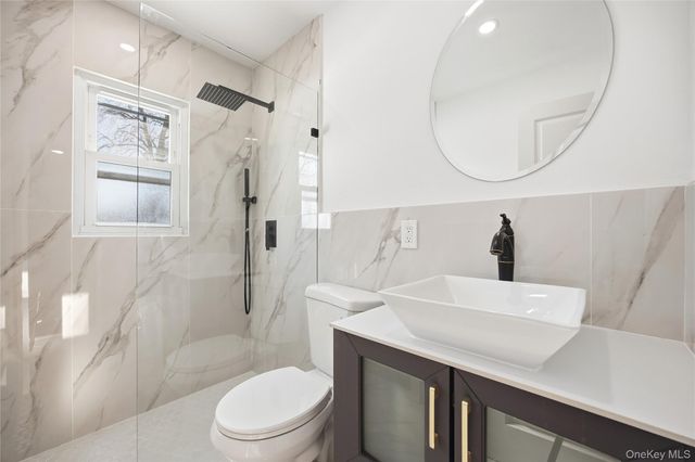 78 Roslyn Street, Islip Terrace, NY 11752