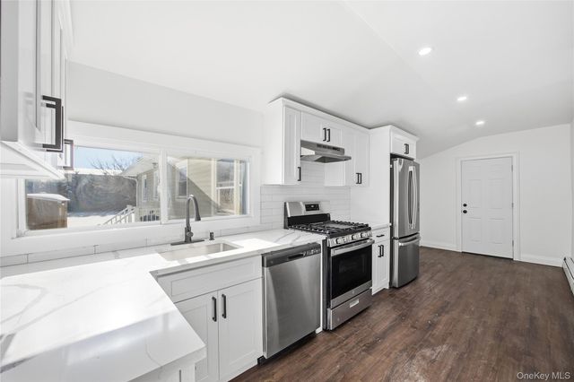 78 Roslyn Street, Islip Terrace, NY 11752