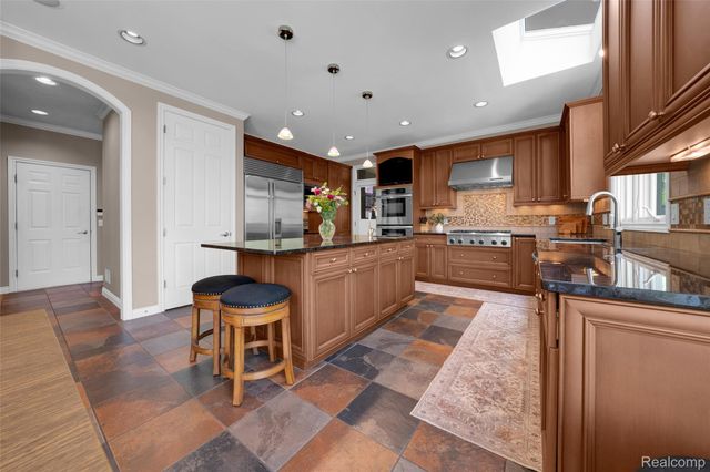 4502 Forest Edge Lane, West Bloomfield Charter Township, MI 48323