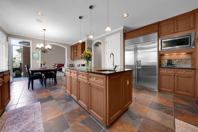 4502 Forest Edge Lane, West Bloomfield Charter Township, MI 48323