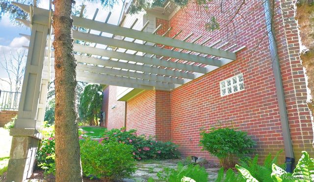 4502 Forest Edge Lane, West Bloomfield Charter Township, MI 48323