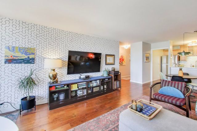 555 W CORNELIA Avenue 1711, Chicago, IL 60657