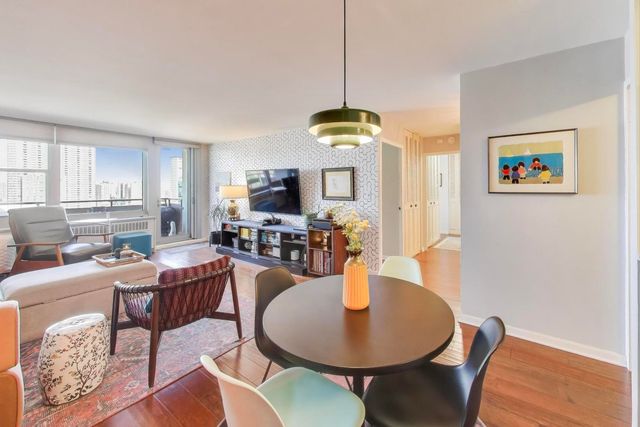 555 W CORNELIA Avenue 1711, Chicago, IL 60657
