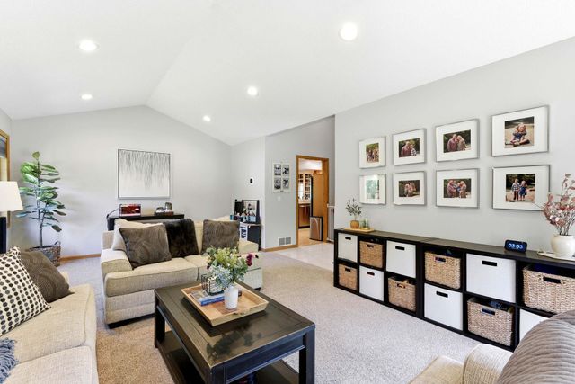313 Wyndham Circle W, New Brighton, MN 55112
