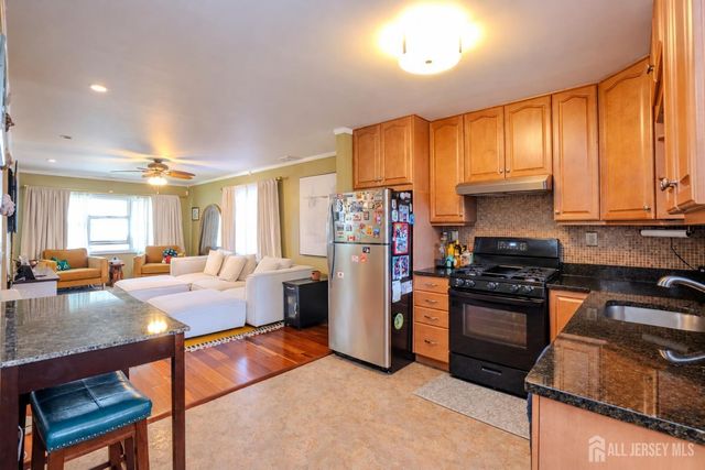 17 Melville Road, Edison, NJ 08817