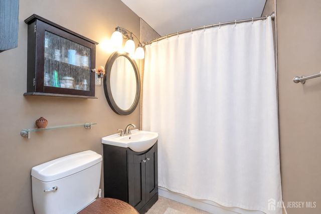 17 Melville Road, Edison, NJ 08817