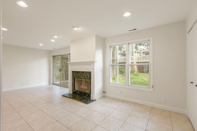 1255 Regency Court 1255, Vernon Hills, IL 60061